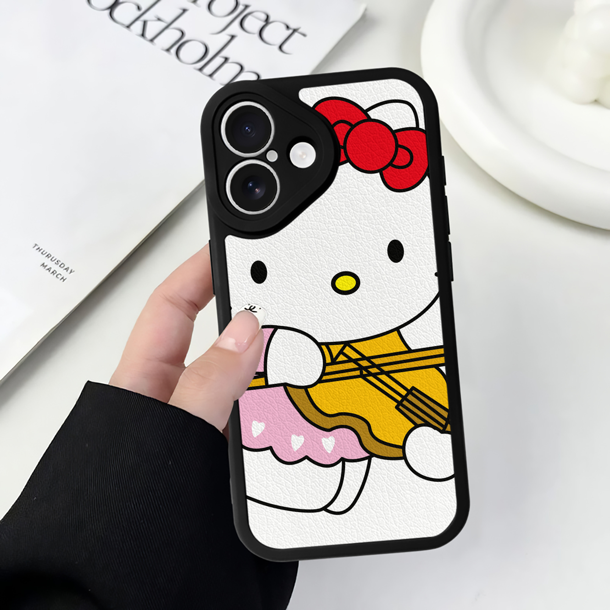 （画像用） Hello Kitty ハローキティ 【iPhone 16シリーズ対応】シリコンスマホケース（レザー調） 材質：シリコン